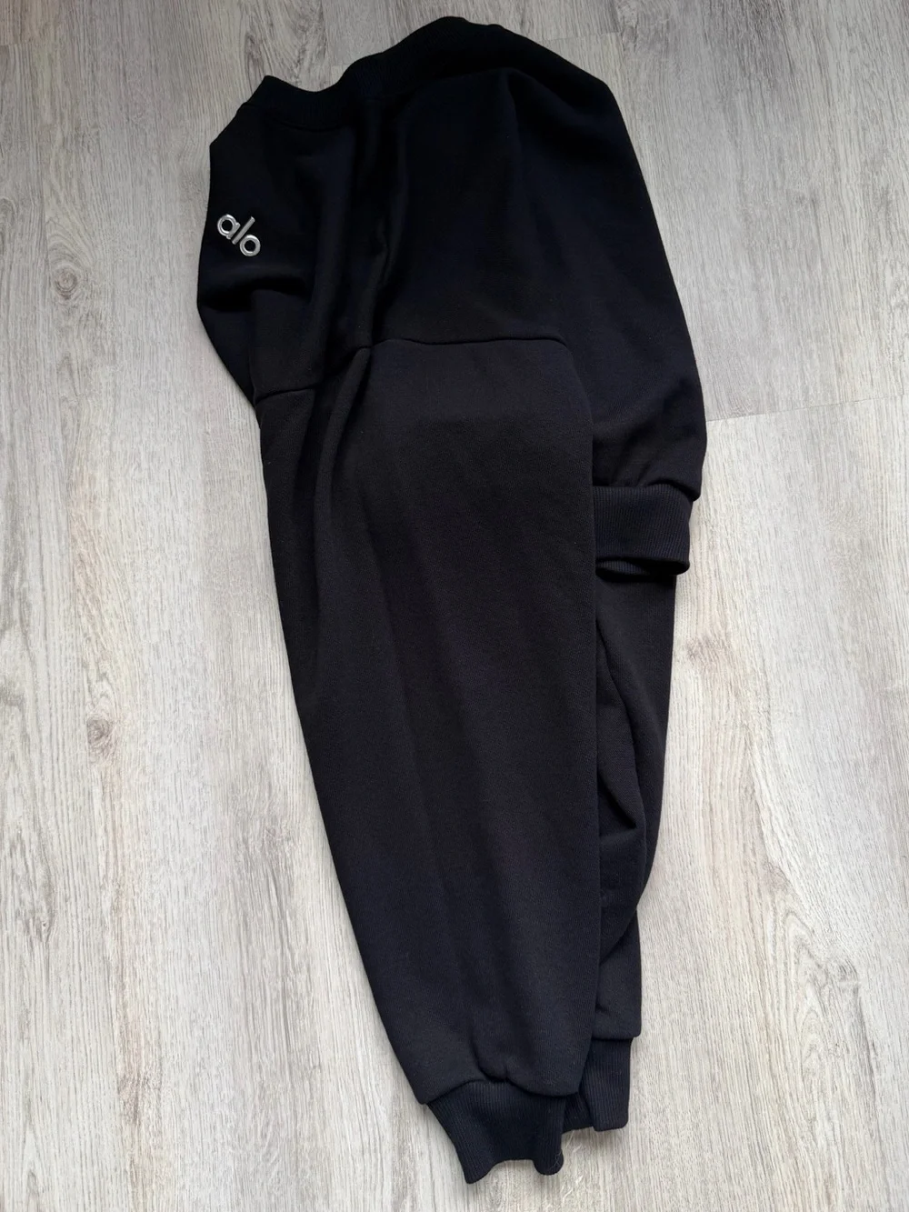 ALO Yoga - Cropped Accolade Crewneck Sweatshirt in Black - size XXS